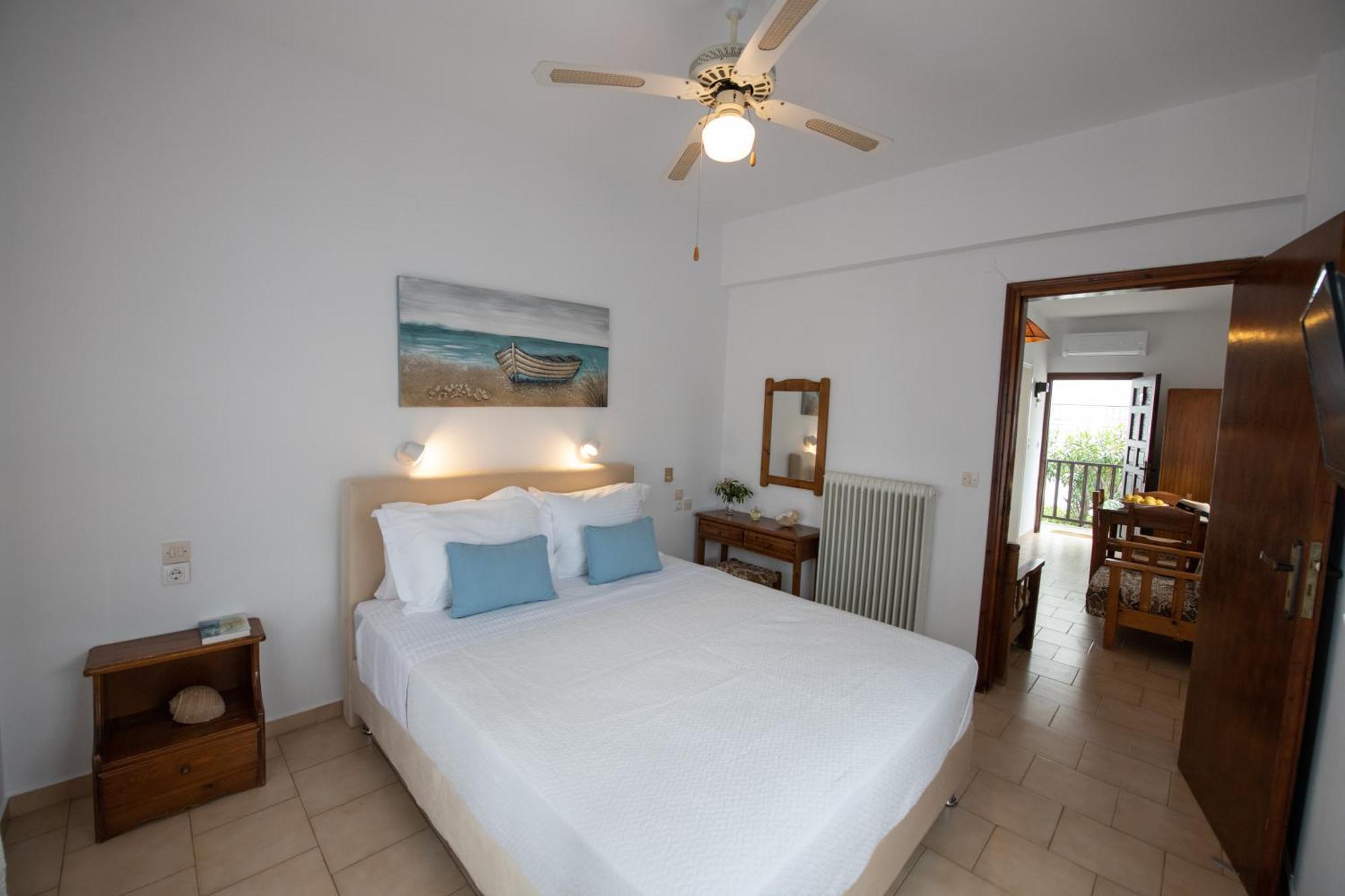 Lilian Beachfront Apartments Нео Клима Екстериор снимка